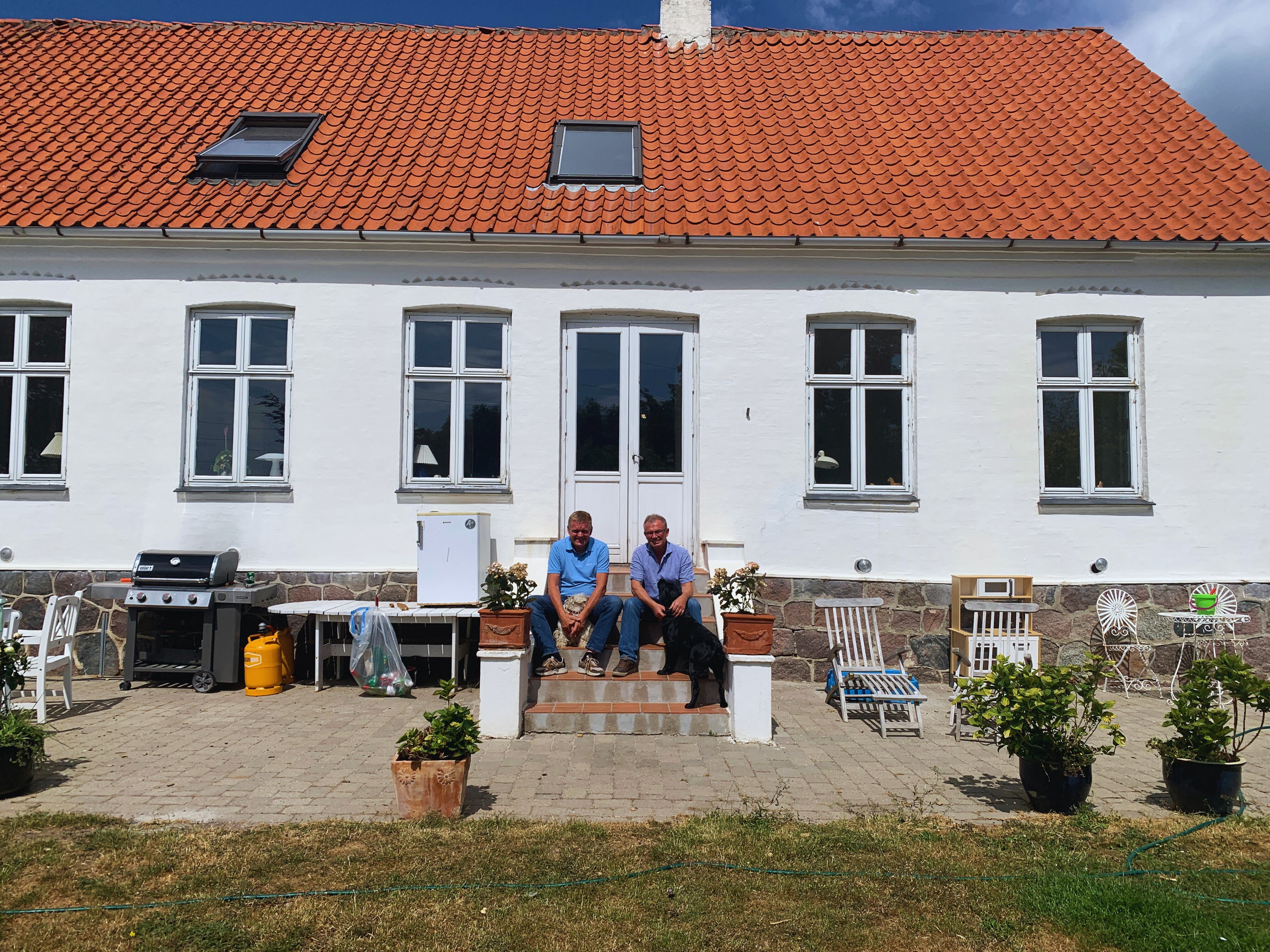 HHK & Lars foran stuehus.jpg